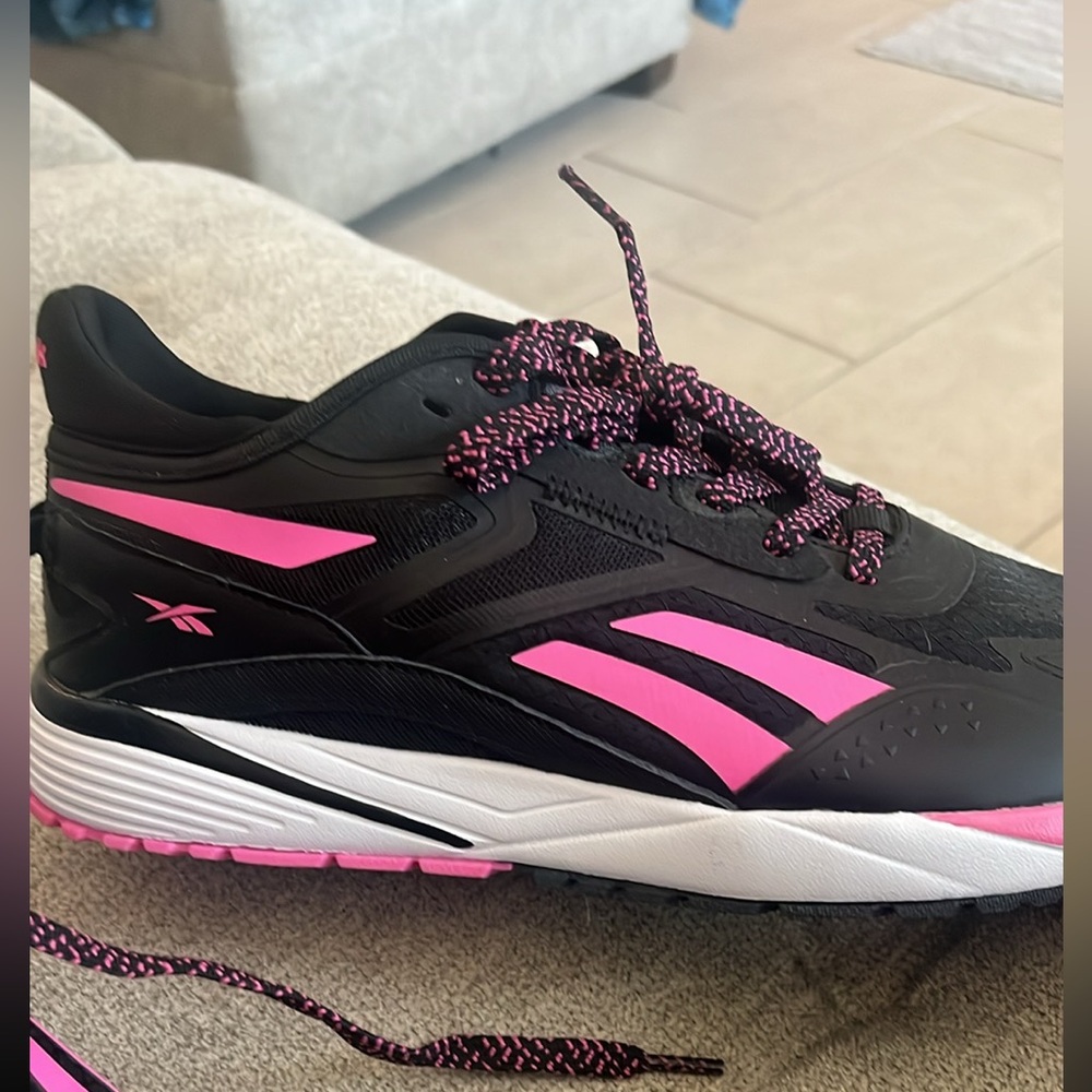 NWOT Stylish Women’s Lace Up Rebook Shoes 🖤🩷 - Picture 4 of 10